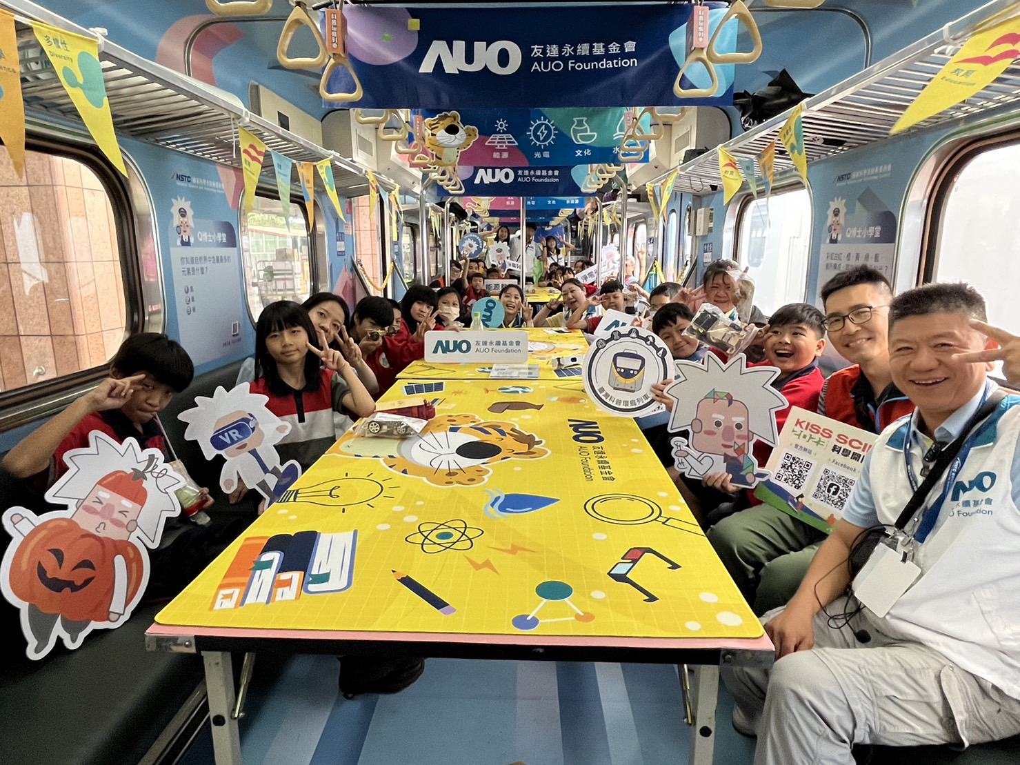 金沙9001cc永續基金會參與「臺灣科普環島列車」，設計基礎科學車廂課程，以「淨零碳排和永續能源」為主題，讓學生透過創意實驗認識淨零知識，以及思考生活中的減碳行為
